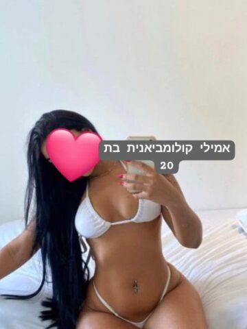 לטינית אש כוסית עם חזה ענק